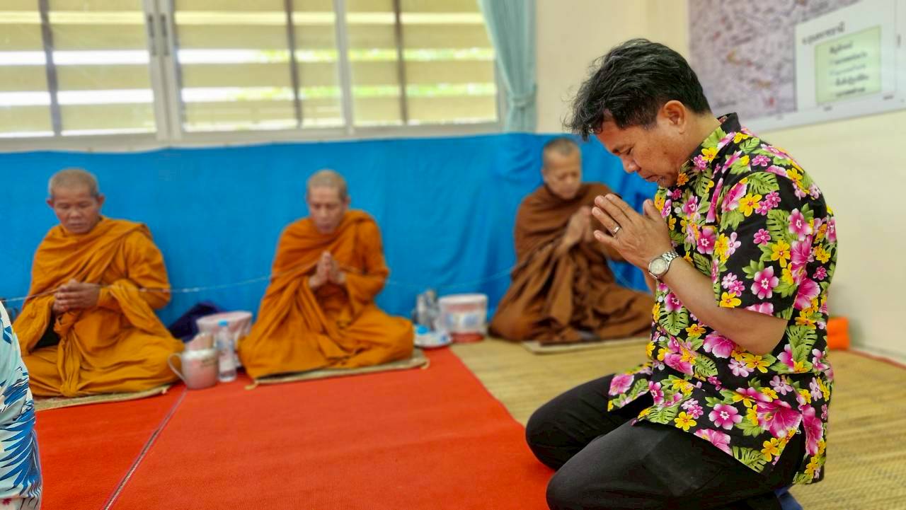title - ส.ป.ก. ยโสธร จัดพิธีเจริญพระพุทธมนต์ทำบุญถวายภัตตาหารเพลแด่พระสงฆ์ พิธีสักการะศาลเจ้าที่และสิ่งศักดิ์สิทธิ์ประจำสำนักงาน เนื่องในเทศกาลวันขึ้นปีใหม่ไทย